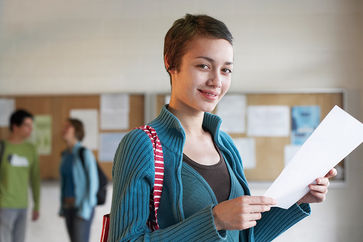 Eine Studentin hält ein Dokument