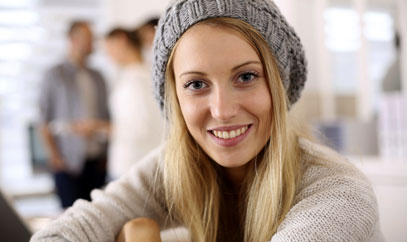 Foto einer Studentin mit Wollmütze